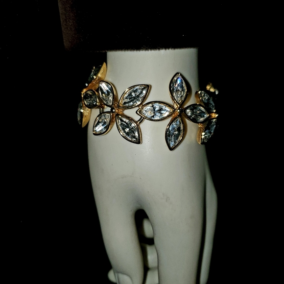 ๐Beautiful Gold/Crystal Bracelet & Necklace Set๐ - Picture 4 of 7